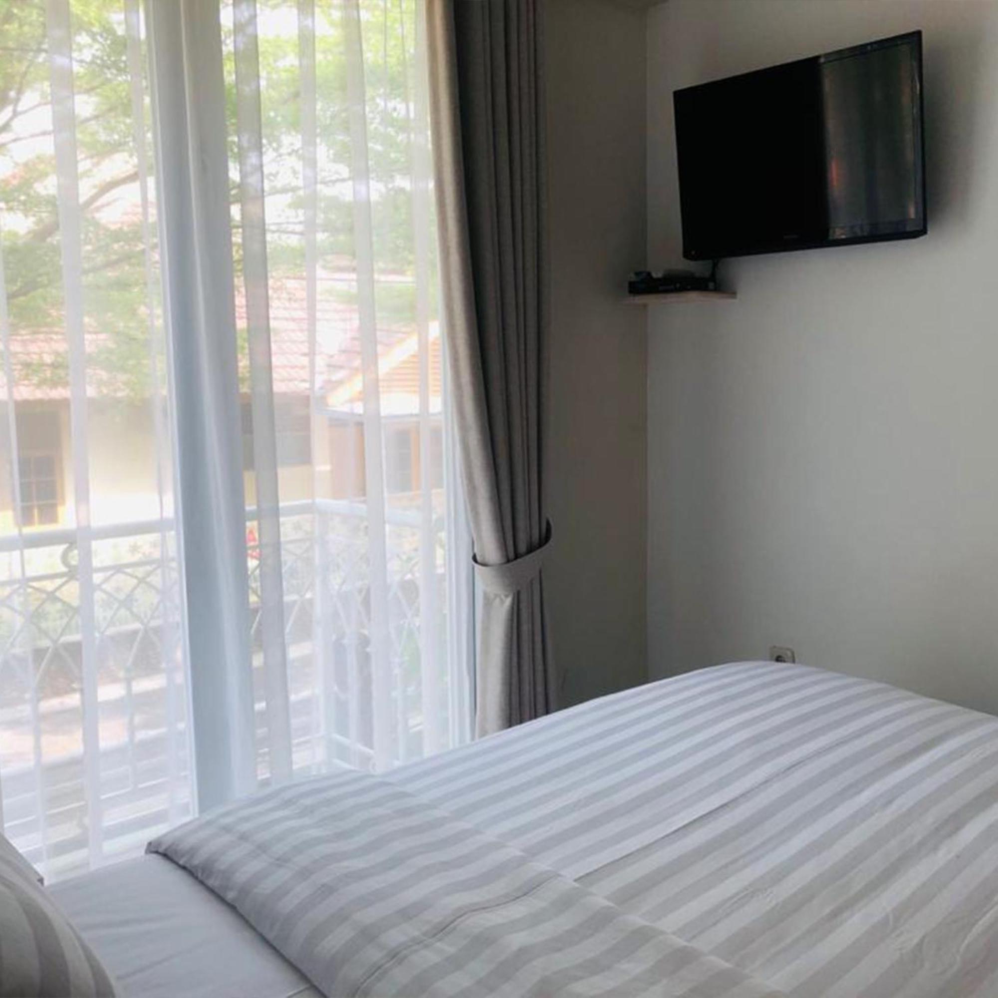 Bening Boutique Hotel Managed By Salak Hospitality Bekasi Exterior photo